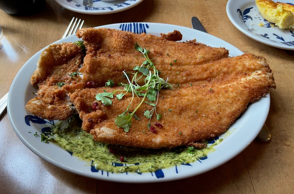 Fried fish with green sauce.